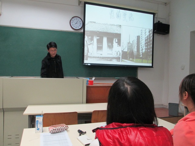 演讲同学进行ppt展示.JPG